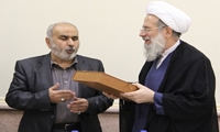 اهدای قرآنی نفیس به آیت الله محمدی ری شهری